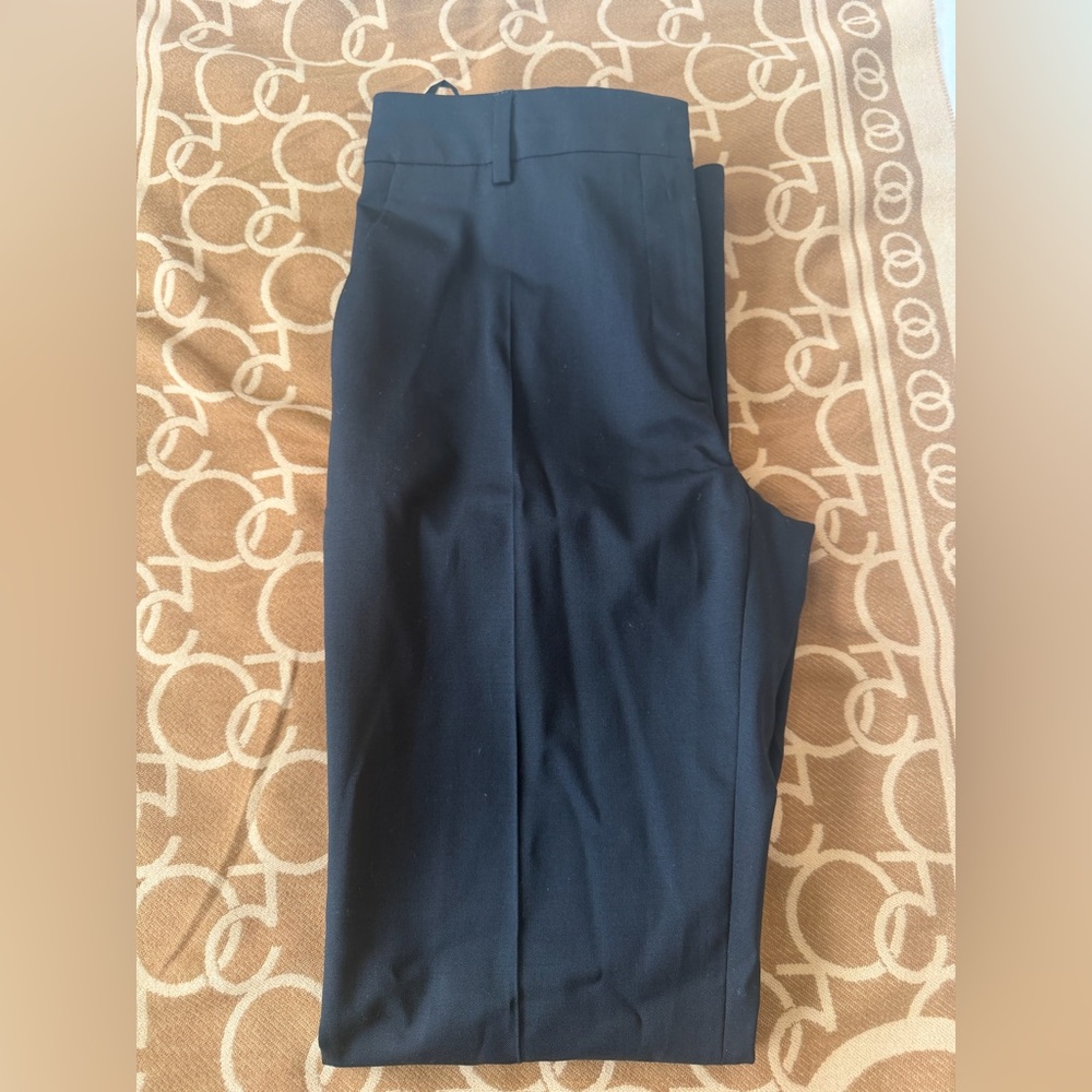 Valentino pants size 40 Like NEW CONDITION, color Black